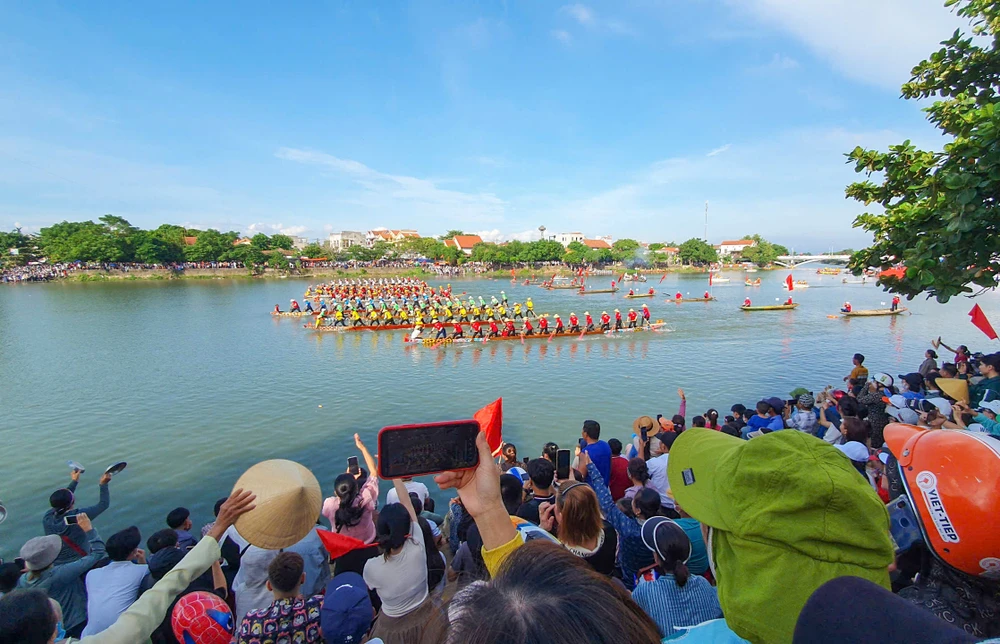 Trong ngày Tết Độc lập, lễ hội đua bơi thuyền truyền thống trên sông Kiến Giang không chỉ là nét đẹp truyền thống, văn hoá trên quê hương Đại tướng Võ Nguyên Giáp mà còn là dịp để quảng bá hình ảnh về mảnh đất, con người Lệ Thủy với du khách thập phương. Ảnh: B.THIÊN