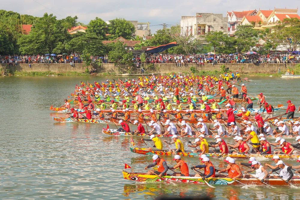 Lễ hội xuất phát từ hội bơi, đua cầu đảo của làng, của tổng với mục đích cầu cho mưa thuận gió hòa, mùa màng bội thu, thi thố sức trai, sức gái để chuẩn bị vật lộn với mùa mưa bão, chế ngự thiên nhiên. Ảnh: B.THIÊN