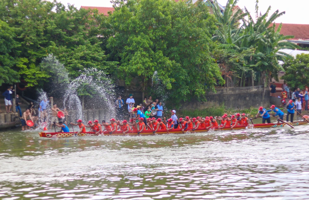 Giải đua bơi thuyền truyền thống trên sông Kiến Giang diễn ra trong không khí sôi nổi, đoàn kết, thân ái và đầy tinh thần văn hóa thể thao. Ảnh: B.THIÊN