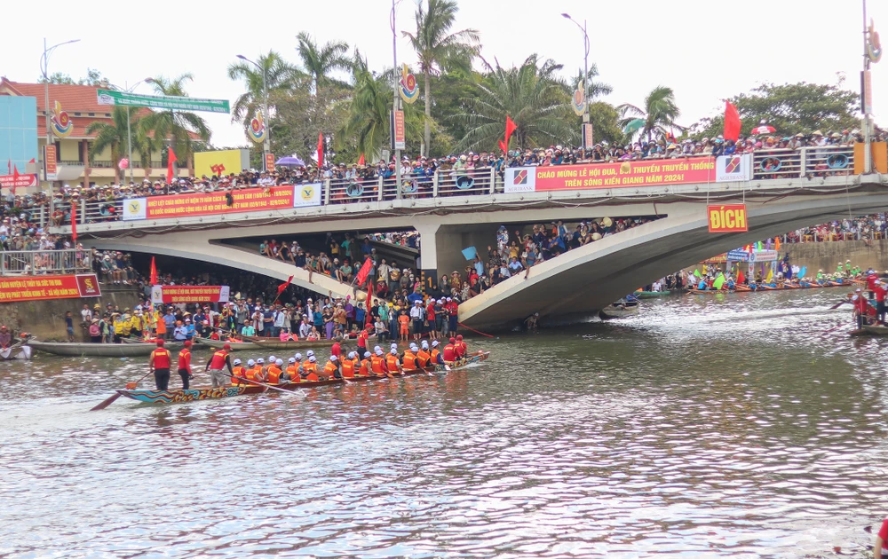 Các thuyền bơi nam về đích sau quãng đường dài 24 km. Ảnh: B.THIÊN