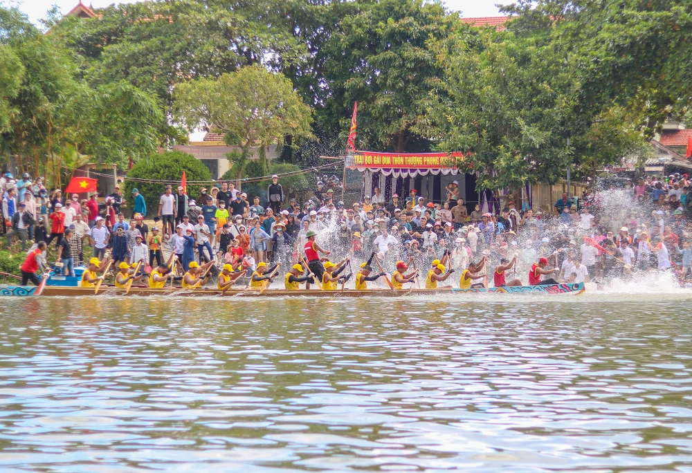 Sau ngày Cách mạng Tháng Tám năm 1945 thành công, lễ hội đua, bơi thuyền truyền thống trên sông Kiến Giang được tổ chức thường niên hằng năm vào đúng ngày 2-9. Ảnh: B.THIÊN