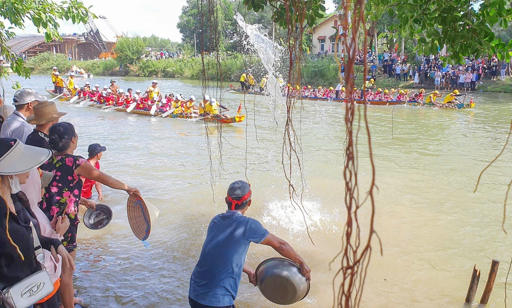 Tham gia lễ hội bơi, đua thuyền truyền thống trên sông Kiến Giang năm nay có 24 thuyền bơi nam, 9 thuyền đua nữ của các thôn, xã trên địa bàn huyện Lệ Thuỷ. Ảnh: B.THIÊN