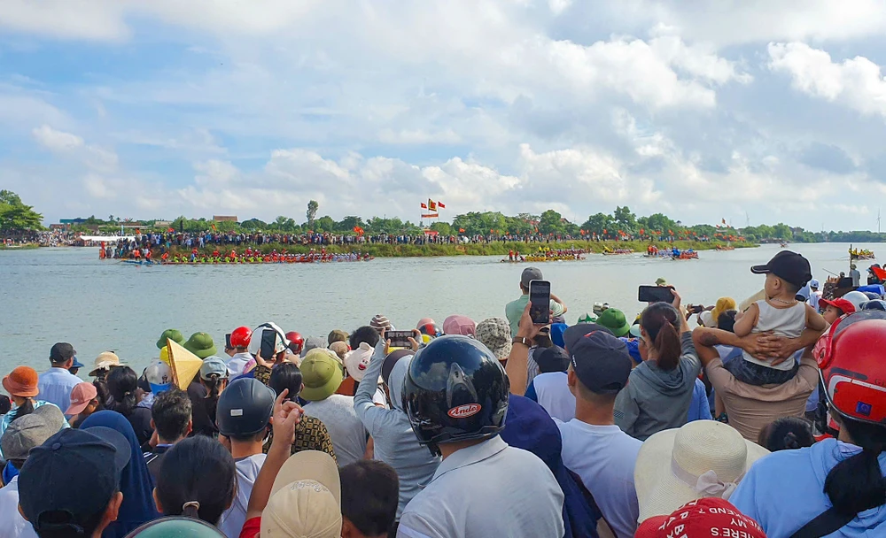 Lễ hội thu hút hàng vạn lượt du khách trong và ngoài tỉnh, con em quê hương đang sinh sống, học tập, công tác trên mọi miền đất nước về đón xem, cổ vũ động viên. Ảnh: B.THIÊN