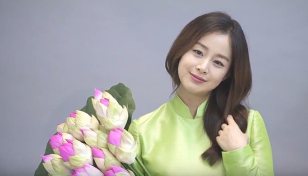 Nhờ vậy, mỗi lần xuất hiện trước công chúng, Kim Tae Hee đều xinh đẹp rạng ngời.