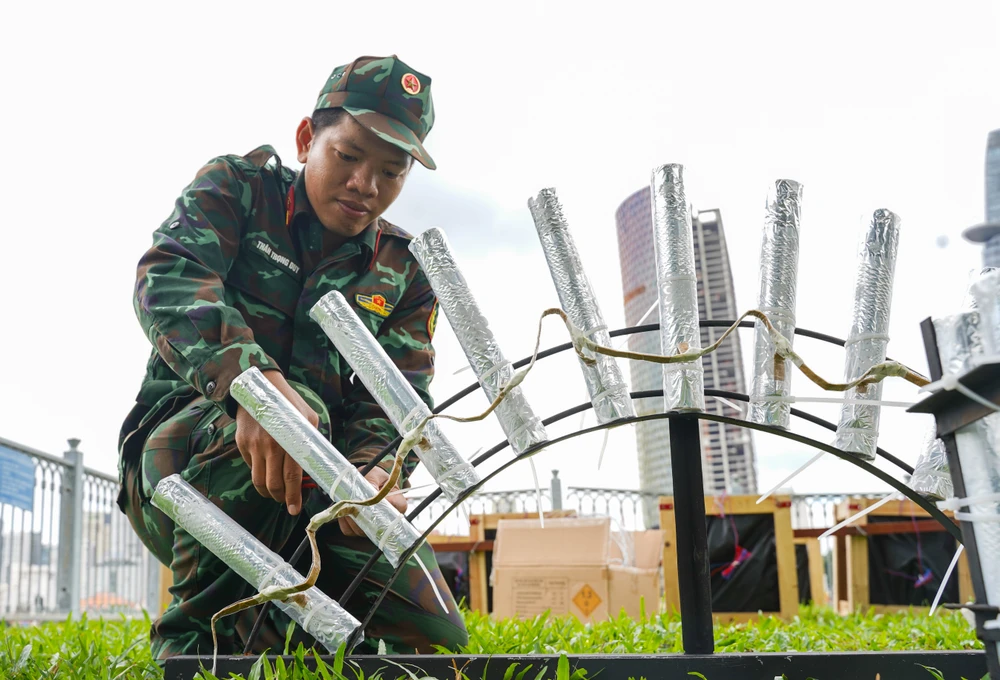 Chiến sĩ hoàn tất công đoạn cuối việc lắp đặt giàn pháo hỏa thuật.