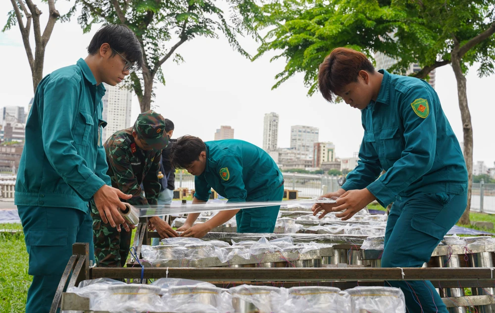 Các giàn pháo hoa tầm cao, tầm thấp, hỏa thuật sau khi đấu nối hệ thống điểm hỏa, đã được phủ bạt, nilon để không bị ảnh hưởng bởi thời tiết mưa kéo dài.