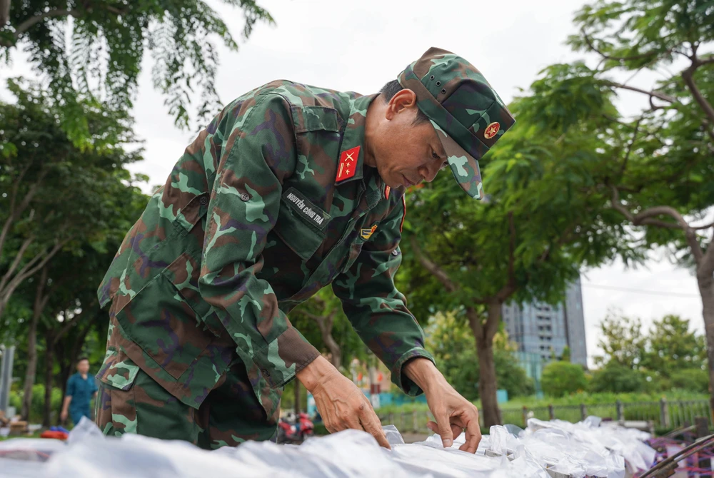 Trung tá Nguyễn Công Trà - Trợ lý quân khí, Phòng Hậu cần kỹ thuật - Bộ tư lệnh TP.HCM kiểm tra kíp nối hệ thống pháo hoa.