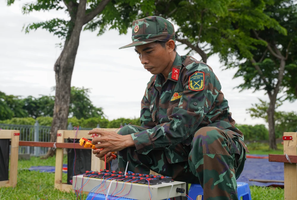 Chiến sĩ lắp đặt kíp nổ, việc khai hỏa pháo hoa sẽ được điều khiển từ xa qua hệ thống điện tử.