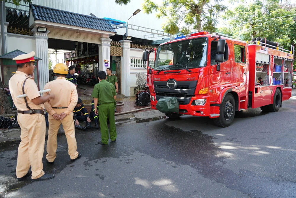 Công an Bình Thuận điều 2 xe chữa cháy đến hiện trường. Ảnh VĂN HOÀN.