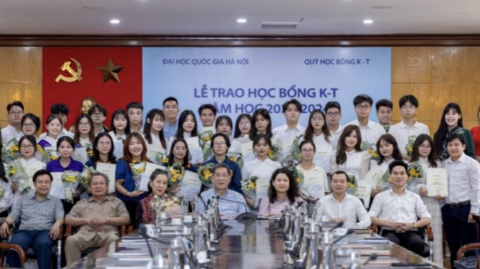 Lễ trao học bổng cho sinh viên khó khăn vươn lên trong học tập của Đại học Quốc gia Hà Nội. Ảnh: VNU