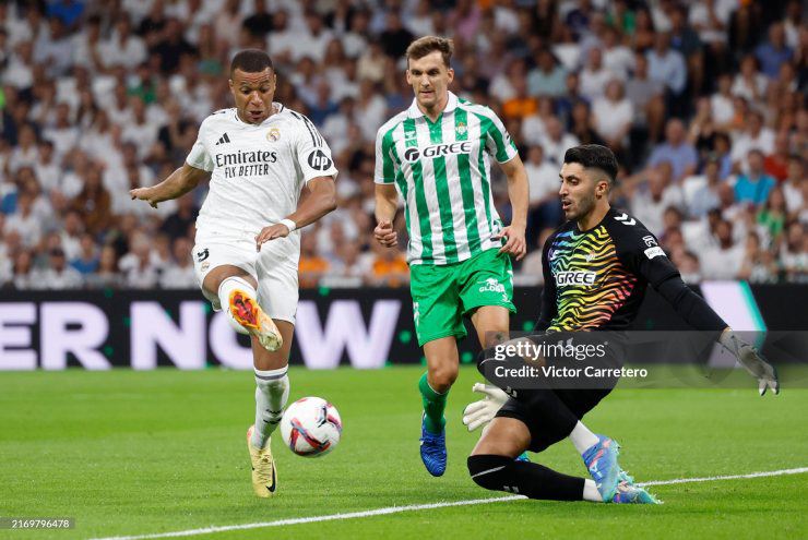 Real (áo trắng) gặp nhiều khó khăn trước Betis