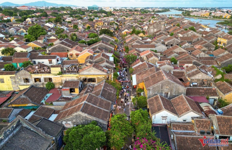 Hầu hết các tuyến phố chính của Hội An như Hai Bà Trưng, Bạch Đằng, Nguyễn Thái Học, Nguyễn Phúc Chu… luôn trong tình trạng "chật cứng".