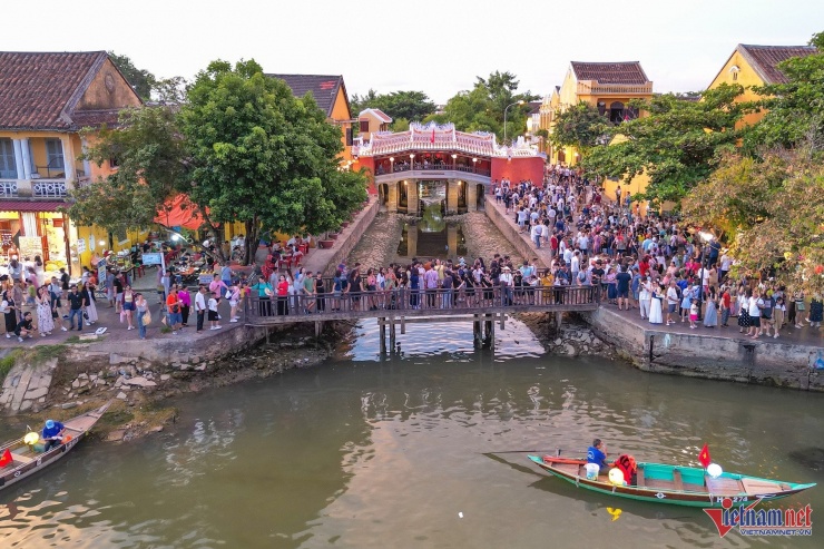 Du khách đến Hội An không bỏ lỡ cơ hội "mục sở thị" Chùa Cầu - di tích mới mở cửa đón khách hơn 1 tháng trở lại đây, sau gần 2 năm đóng cửa trùng tu.&nbsp;