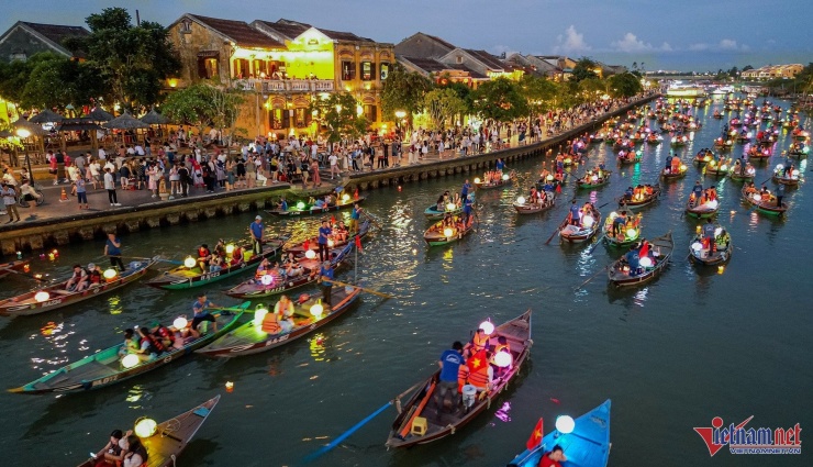 Hai bên sông Hoài luôn trong tình trạng đông đúc. Những người làm dịch vụ chèo thuyền ngắm cảnh có những ngày rất bận rộn.