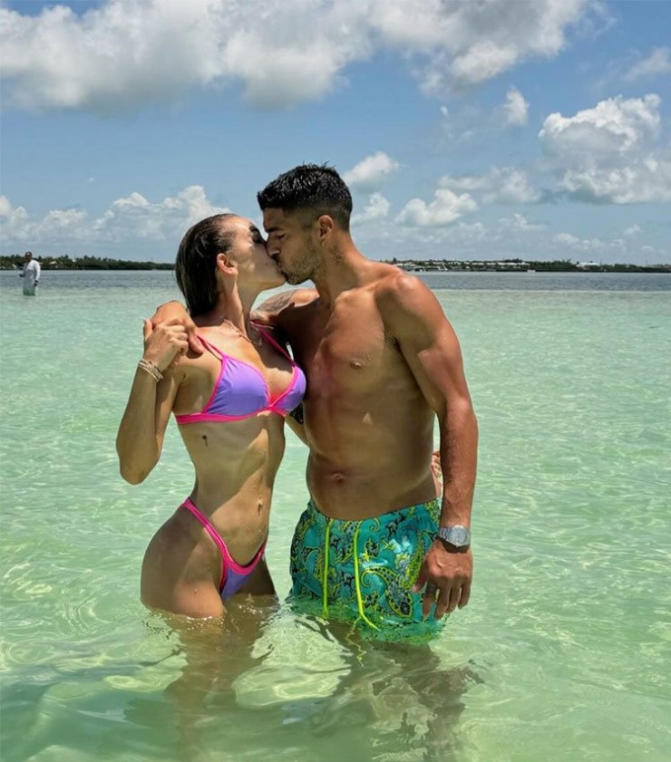 Bà mẹ ba con Sofia Balbi bốc lửa với bikini bên cạnh tiền đạo Luis Suarez trong kỳ nghỉ hè vừa qua.