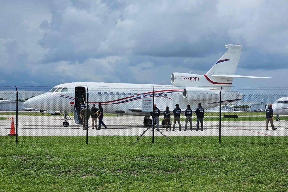 Chiếc máy bay Dassault Falcon 900EX tại một sân bay ở bang Florida (Mỹ) hôm 2-9. Ảnh: AFP