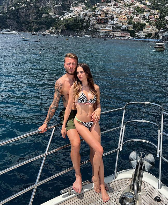 Tiền đạo Ciro Immobile và bà xã Jessica Melena là một trong những cặp sao nóng bỏng nổi bật tại Italy. Vợ chồng sao Besiktas gắn bó hơn 10 năm nay và có 4 con.