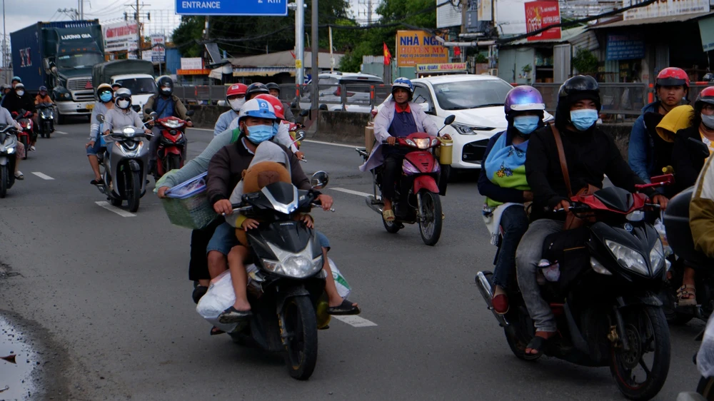 Các em nhỏ theo ba mẹ trở lại TP.HCM sau kì nghỉ lễ.