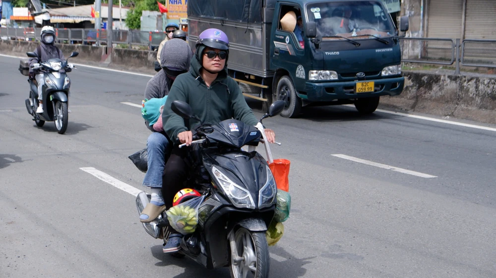 Tương tự ở bến xe miền Tây, người dân lỉnh kỉnh đồ đạc quay lại TP.HCM.