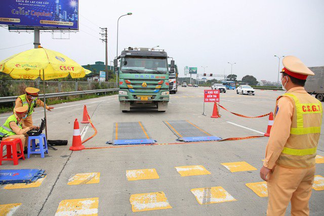 CSGT kiểm tra tài xế và phương tiện giao thông. Ảnh: Cục CSGT