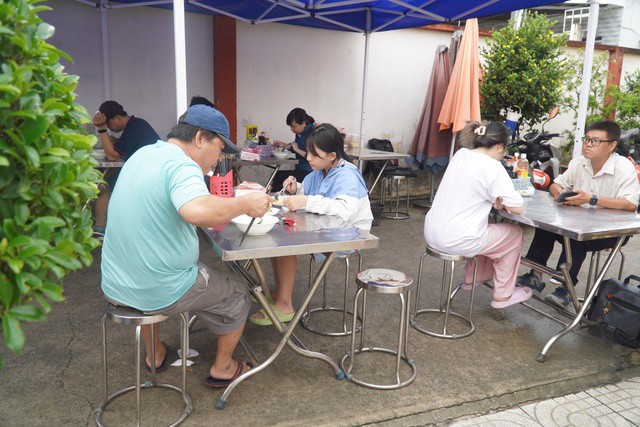 "Nhờ menu thay đổi liên tục nên sáng nào tôi cũng đến quán ăn. Không phải suy nghĩ nhiều cũng không sợ ngán, có những món lạ mà tôi lần đầu được ăn" - một thực khách cho biết.