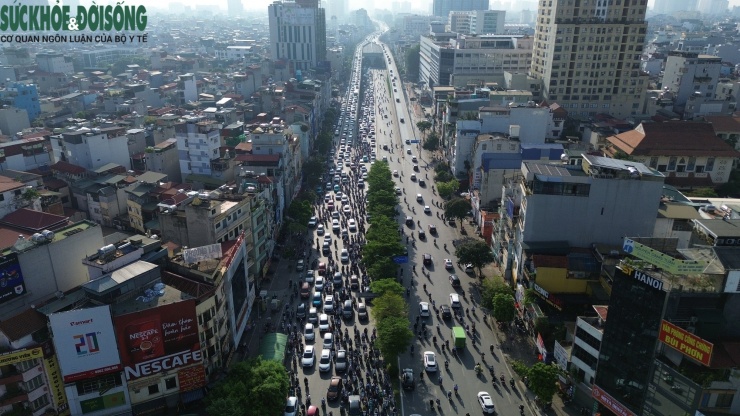 Một số nút giao thông ghi nhận tình trạng ùn ứ cục bộ, điển hình là tại các lối lên/xuống đường Vành đai trên cao.