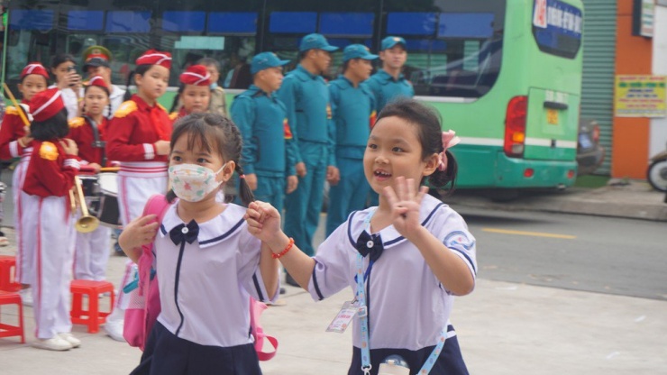 Học sinh Trường Tiểu học Trần Quốc Toản hào hứng tham dự lễ khánh thành và khai giảng năm học mới. Ảnh: NGUYỄN QUYÊN