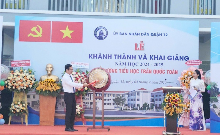 Ông Trần Hoàng Danh, Bí thư Quận ủy quận 12 đánh trống khai giảng năm học mới. Ảnh: NGUYỄN QUYÊN