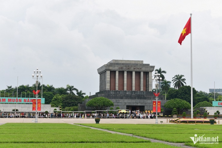 Dòng người nối nhau vào Lăng viếng Chủ tịch Hồ Chí Minh trong kỳ nghỉ lễ 2/9. Ảnh: Bảo Kiến