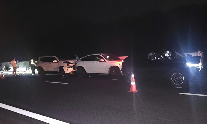 Các xe nằm trên làn số 1 cao tốc sau tai nạn. Ảnh: Thái An