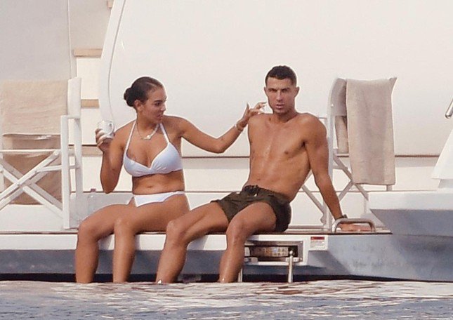 Georgina Rodriguez cùng Ronaldo đi nghỉ ở Pháp trước khi bay sang Venice. Ảnh: Mega.