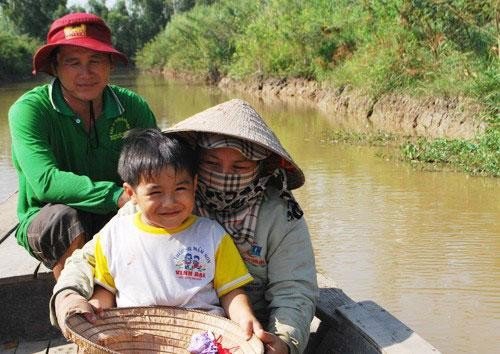 Anh Bình cùng vợ và con trai út.