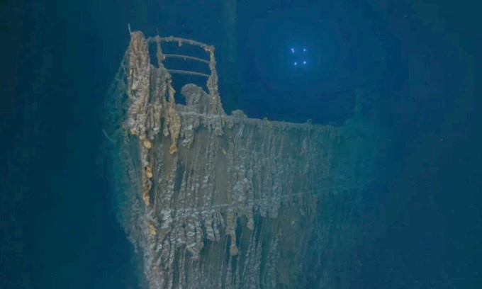 Bức ảnh chụp hồi tháng 7 cho thấy phần lớn thanh vịn ở mũi tàu bị rơi ra. Ảnh: RMS Titanic Inc