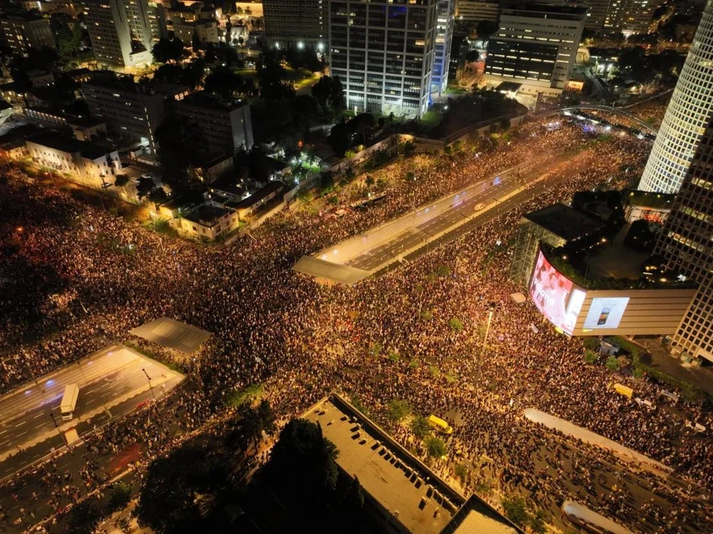 Người biểu tình đổ ra đường ở Tel Aviv (Israel) hôm 1-9. Ảnh: CNN