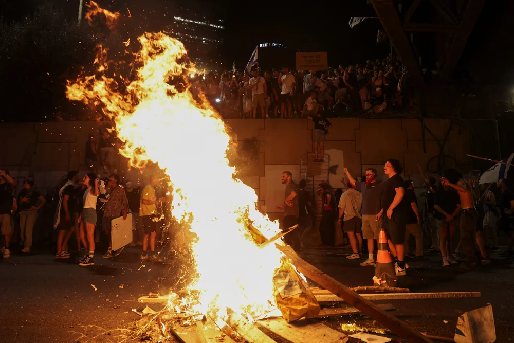 Người biểu tình ở Tel Aviv (Israel) hôm 2-9. Ảnh: REUTERS