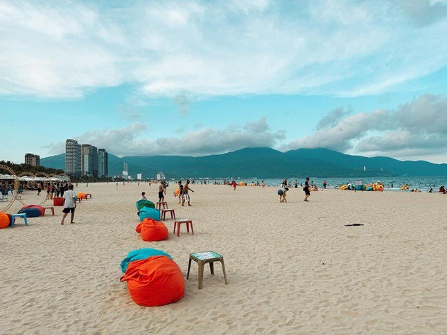 Người dân và du khách thỏa thích vui đùa, tắm biển trên một bãi biển sạch, đẹp, không sợ rác làm phiền.
