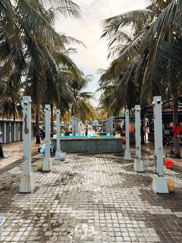Khu vực tắm nước ngọt được thiết kế thông minh. Một trụ vòi như này, 4 người có thể sử dụng cùng một lúc. Sau khi tắm nước ngọt ở đây, mọi người vào trong các phòng riêng để thay đồ.