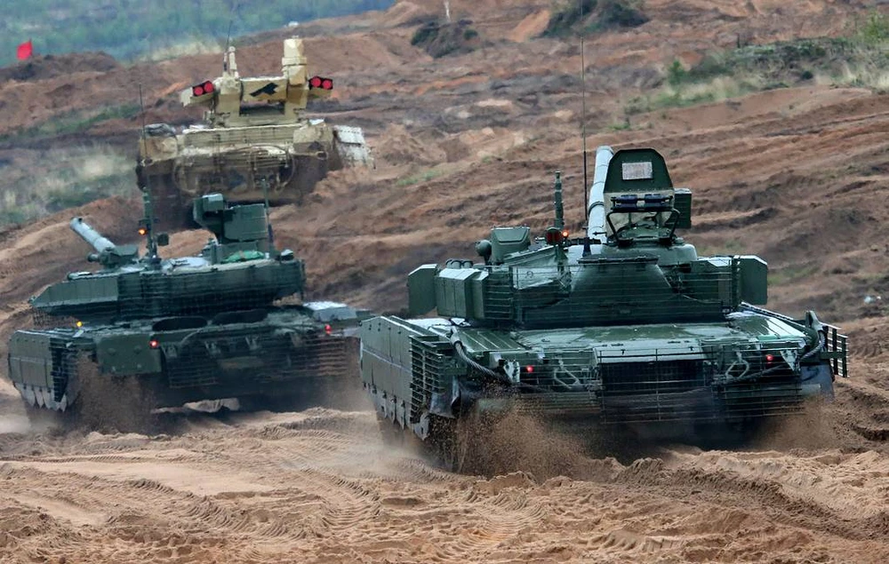 Xe tăng chiến đấu chủ lực T-90M (trái) của Nga. Ảnh: Anton Novoderezhkin/TASS