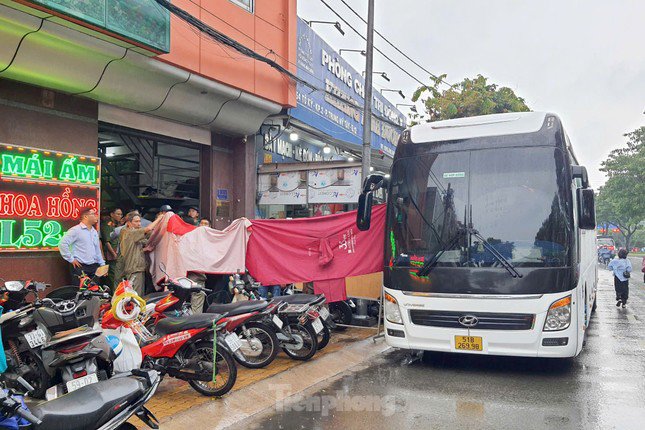 Sau nhiều giờ làm việc, lực lượng chức năng dùng ô tô đưa các trẻ em được nuôi dưỡng tại mái ấm Hoa Hồng về cơ sở công lập để chăm sóc. Ảnh: Hoàng Thuận.