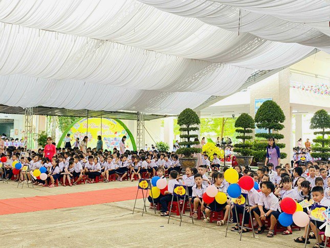 Lễ khai giảng các trường được dùng bóng trang trí, nhưng tuyệt đối không được thả bóng bay.