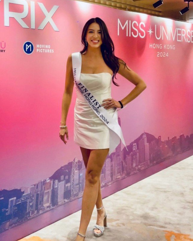 Lôi Trang Nhi khi đăng quang Hoa hậu Hong Kong 2017 (ảnh trái) và khi dự thi Miss Universe Hong Kong 2024 (ảnh phải).