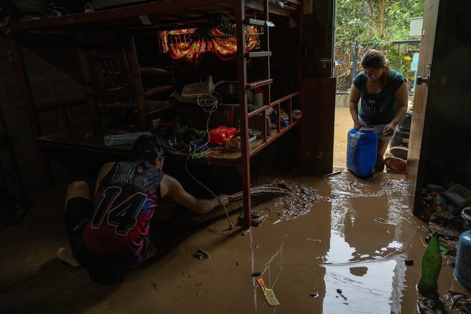 Người dân Philippines dọn bùn đất bị cuốn vào nhà do ngập nặng trong bão Yagi ngày 2/9/2024. Ảnh: Reuters