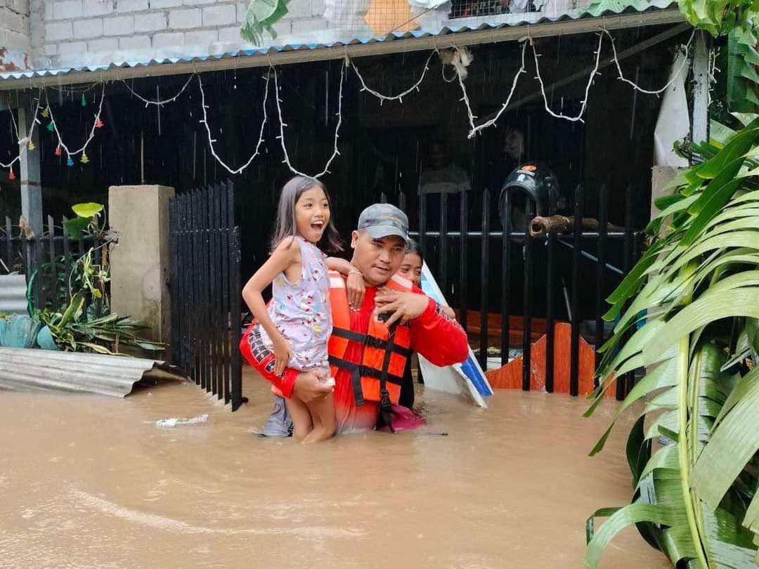 Trẻ em được ưu tiên sơ tán. Ảnh: Philippine Coast Guard