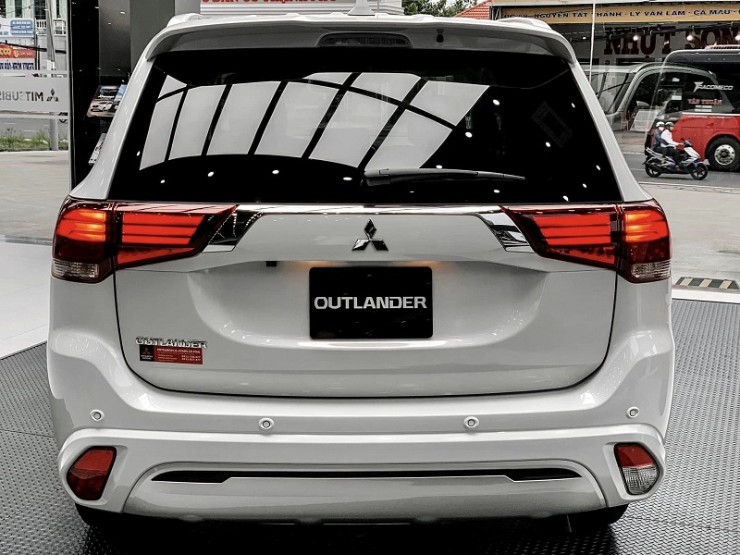 Mitsubishi Outlander cũ 6 năm tuổi vẫn được chào bán với giá 