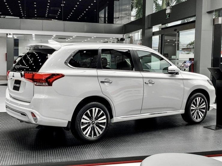 Mitsubishi Outlander cũ 6 năm tuổi vẫn được chào bán với giá 