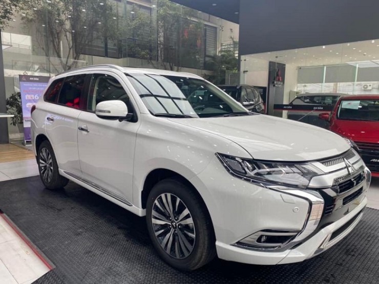 Mitsubishi Outlander cũ 6 năm tuổi vẫn được chào bán với giá 