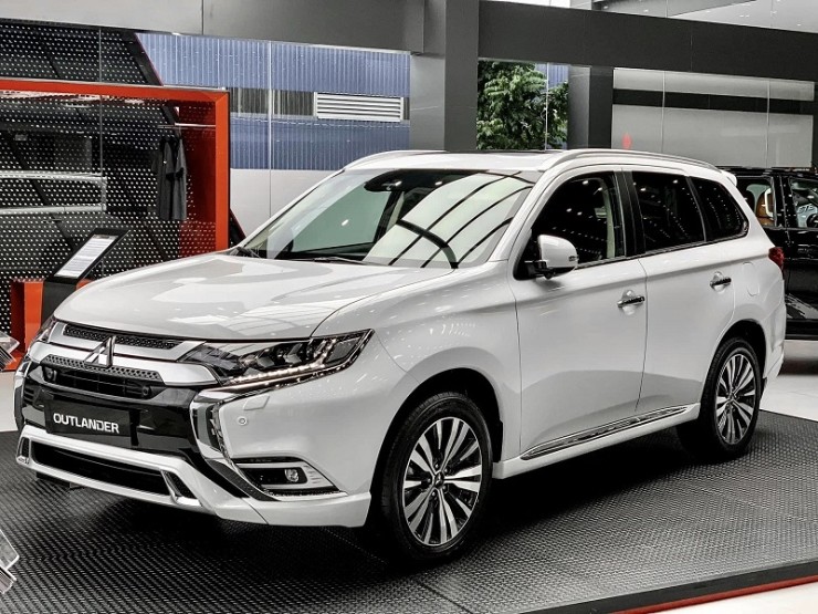 Mitsubishi Outlander cũ 6 năm tuổi vẫn được chào bán với giá 