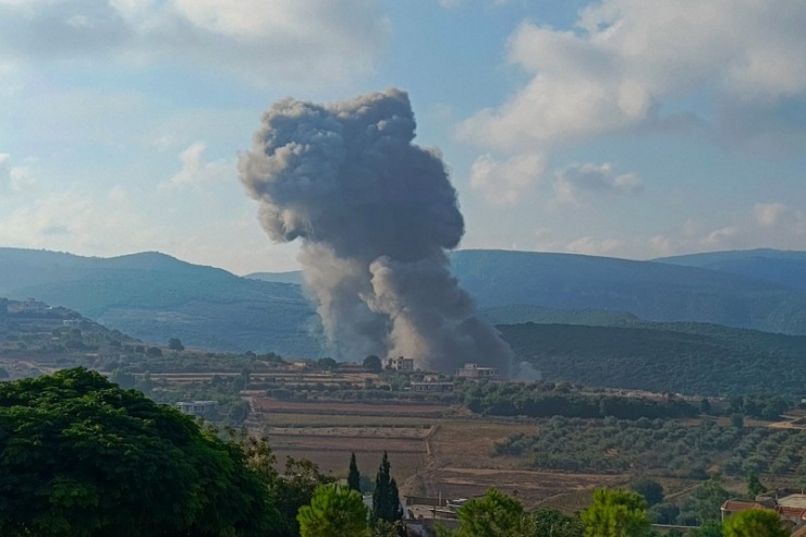 Cột khói bốc lên từ một khu vực biên giới của Lebanon khi Israel và Hezbollah giao tranh. Ảnh: GettyImages