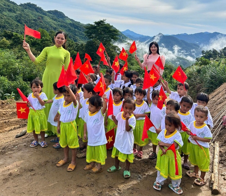 Sáng nay, cùng với học sinh cả nước, cô trò điểm trường nóc Răng Chuỗi, xã Trà Tập, huyện Nam Trà My (Quảng Nam) háo hức khai giảng năm học mới 2024-2025.