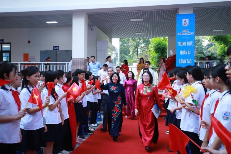 Bí thư Thành ủy Hà Nội Bùi Thị Minh Hoài dự lễ khai giảng năm học mới và đánh trống khai trường tại Trường THCS Giảng Võ, Hà Nội.